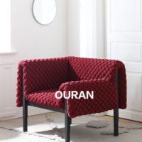 كرسي ترفيهي إيطالي بسيط من الخشب الصلب مع مسند ذراع أحمر