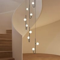 Lámpara de araña con ganchos para escalera: iluminación elegante y con estilo